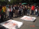 Activistas simularon ser carne dentro de bandejas de 