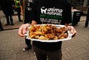 1.10.07 Degustación de deliciosa comida vegetariana como parte del acto del día del vegetarianismo en la peatonal sarandí, frente a la puerta de la cuidadela.