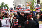 20.04.08. Más de 800 activistas se manifestaron ayer ante la Plaza de Toros la Monumental, protestando contra el inicio de la nueva temporada taurina en Barcelona.