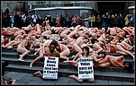 27.01.08. M�s de 150 activistas se desnudan manchados de sangre en la Catedral de Barcelona para simbolizar las v�ctimas de la industria peletera, en un acto organizado por AnimaNaturalis.