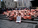 27.01.08. M�s de 150 activistas se desnudan manchados de sangre en la Catedral de Barcelona para simbolizar las v�ctimas de la industria peletera, en un acto organizado por AnimaNaturalis.
