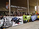 Cerca de 200 manifestantes nos congregamos en Medinaceli y en Soria para protestar contra la fiesta del Toro de J煤bilo. Los activistas, convocados por el PACMA y apoyados por una decena de organizaciones de toda Espa帽a, acudimos con autocares desde Catalu
