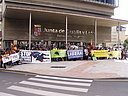 Cerca de 200 manifestantes nos congregamos en Medinaceli y en Soria para protestar contra la fiesta del Toro de J煤bilo. Los activistas, convocados por el PACMA y apoyados por una decena de organizaciones de toda Espa帽a, acudimos con autocares desde Catalu