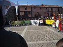 Cerca de 200 manifestantes nos congregamos en Medinaceli y en Soria para protestar contra la fiesta del Toro de J煤bilo. Los activistas, convocados por el PACMA y apoyados por una decena de organizaciones de toda Espa帽a, acudimos con autocares desde Catalu