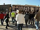 Cerca de 200 manifestantes nos congregamos en Medinaceli y en Soria para protestar contra la fiesta del Toro de J煤bilo. Los activistas, convocados por el PACMA y apoyados por una decena de organizaciones de toda Espa帽a, acudimos con autocares desde Catalu