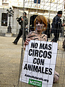 07.01.09 AnimaNaturalis ha realizado hoy un acto de protesta frente al Ayuntamiento de Tarragona, en el que activistas desnudas y con el cuerpo pintado de felino se han enjaulado para protestar contra el Circo de Venecia, que emplea a animales en sus espe