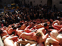 25.01.09 Unas 100 personas simularon en Barcelona ser un montón de animales muertos para protestar contra la industria peletera, en un acto que realiza cada año AnimaNaturalis.
