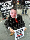12.03.09 Activistas de AnimaNaturalis enjaularon de manera simbólica al alcalde de Terrassa (Barcelona), Pere Navarro, por permitir la instalación en la ciudad de un circo italiano con animales.
