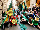 Superhéroes vegetarianos en el Día Mundial Sin Carne celebraron un carnaval callejero para reivindicar que una dieta sin carne mejora la salud y hacer reflexionar sobre el deterioro del planeta y los millones de animales que mueren cada año.