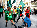 Superhéroes vegetarianos en el Día Mundial Sin Carne celebraron un carnaval callejero para reivindicar que una dieta sin carne mejora la salud y hacer reflexionar sobre el deterioro del planeta y los millones de animales que mueren cada año.