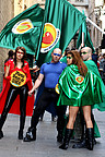 Superhéroes vegetarianos en el Día Mundial Sin Carne celebraron un carnaval callejero para reivindicar que una dieta sin carne mejora la salud y hacer reflexionar sobre el deterioro del planeta y los millones de animales que mueren cada año.