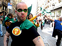 Superhéroes vegetarianos en el Día Mundial Sin Carne celebraron un carnaval callejero para reivindicar que una dieta sin carne mejora la salud y hacer reflexionar sobre el deterioro del planeta y los millones de animales que mueren cada año.