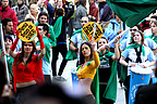 Superhéroes vegetarianos en el Día Mundial Sin Carne celebraron un carnaval callejero para reivindicar que una dieta sin carne mejora la salud y hacer reflexionar sobre el deterioro del planeta y los millones de animales que mueren cada año.