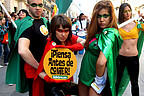 Superhéroes vegetarianos en el Día Mundial Sin Carne celebraron un carnaval callejero para reivindicar que una dieta sin carne mejora la salud y hacer reflexionar sobre el deterioro del planeta y los millones de animales que mueren cada año.