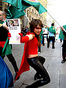 Superhéroes vegetarianos en el Día Mundial Sin Carne celebraron un carnaval callejero para reivindicar que una dieta sin carne mejora la salud y hacer reflexionar sobre el deterioro del planeta y los millones de animales que mueren cada año.
