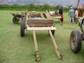 Carro sin el caballo que lo tiró por años. El caballo por fin es libre.