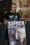 Un activista de AnimaNaturalis se ha disfrazado de pollo torturado ante las instalaciones del Kentucky Fried Chicken (KFC) de La Rambla de Barcelona, para protestar contra las granjas industriales encargadas de criar y engordar a los pollos que posteriorm
