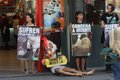 Un activista de AnimaNaturalis se ha disfrazado de pollo torturado ante las instalaciones del Kentucky Fried Chicken (KFC) de La Rambla de Barcelona, para protestar contra las granjas industriales encargadas de criar y engordar a los pollos que posteriorm