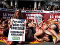 Valencia, 14 de marzo. Activistas de AnimaNaturalis han montado hoy una 'falla humana' en la Plaza del Ayuntamiento de Valencia, para protestar contra la feria taurina que se celebra durante la semana fallera.