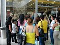 Modelos posaron como maniquíes vivientes en las vitrinas de las tiendas y espacios de degustación de un centro comercial con carteles alusivos al maltrato de los animales en los circos