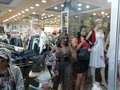 Dos activistas con los cuerpos pintados de felinas dentro de una jaula colocada en un centro comercial valenciano simulando la cautividad de los animales de circo
