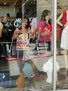 Modelos posaron como maniquíes vivientes en las vitrinas de las tiendas y espacios de degustación de un centro comercial con carteles alusivos al maltrato de los animales en los circos