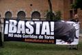 Cogidos de las manos y formando la frase “YO ELIJO LA NO CRUELDAD”, alusiva al Día Mundial de los Animales, cientos de activistas rodeaon por cuarta vez consecutiva a la Plaza de Toros la Macarena, símbolo de la tortura y crueldad con los animales en la c