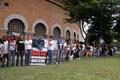 Cogidos de las manos y formando la frase “YO ELIJO LA NO CRUELDAD”, alusiva al Día Mundial de los Animales, cientos de activistas rodeaon por cuarta vez consecutiva a la Plaza de Toros la Macarena, símbolo de la tortura y crueldad con los animales en la c