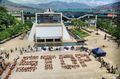Semidesnudos, banderilleados y ensangrentados los activistas formaron la palabra STOP para denunciar las atrocidades de la tauromaquia al mundo entero.