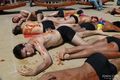 Semidesnudos, banderilleados y ensangrentados los activistas formaron la palabra STOP para denunciar las atrocidades de la tauromaquia al mundo entero.