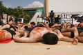 Semidesnudos, banderilleados y ensangrentados los activistas formaron la palabra STOP para denunciar las atrocidades de la tauromaquia al mundo entero.