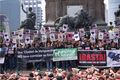 Centenares de activistas formaron una valla humana para exigir la abolición de la tauromaquia.
