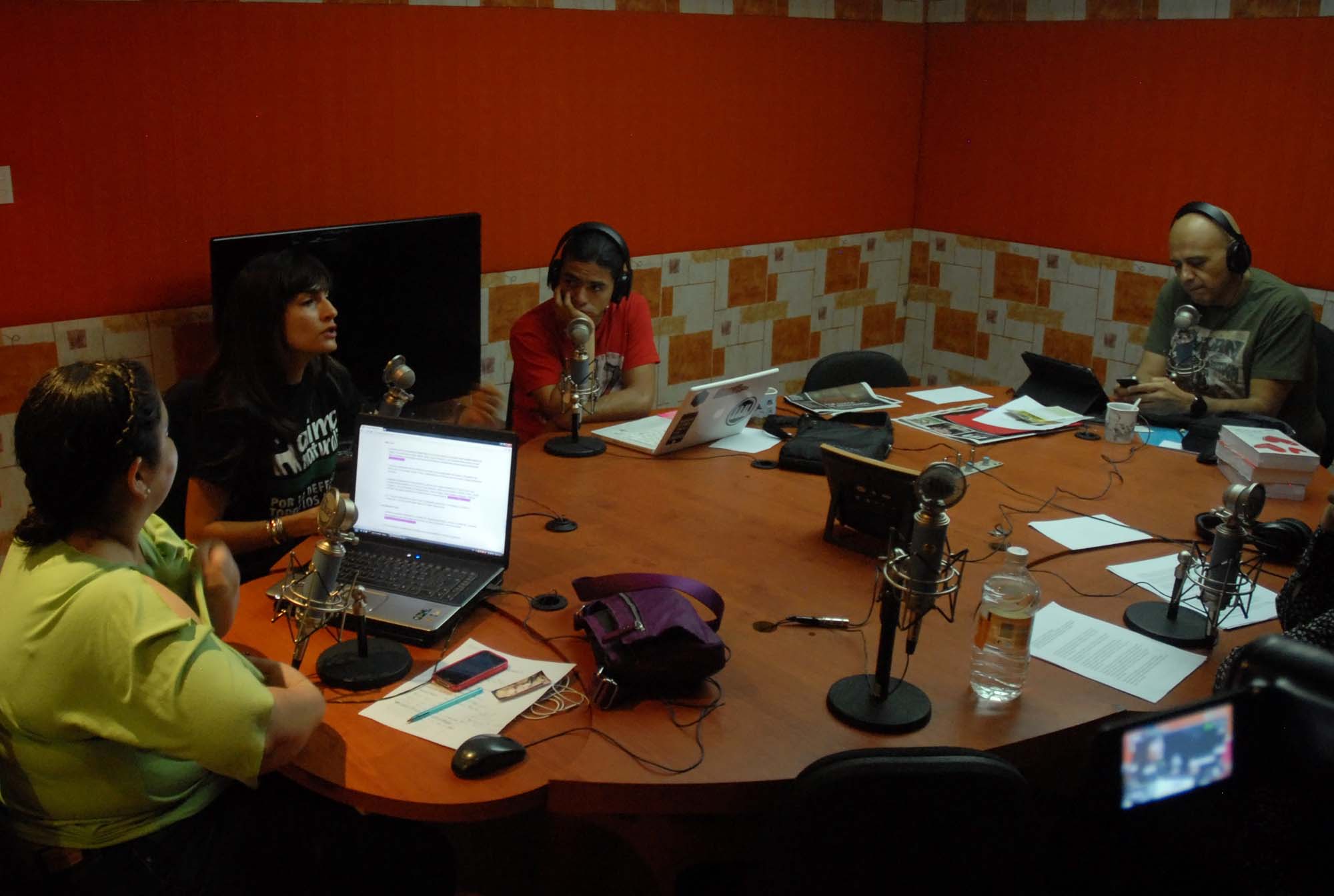 Fundadora de AnimaNaturalis en programa "La Taquilla" con René Franco Fundadora de AnimaNaturalis en programa "La Taquilla" con René Franco