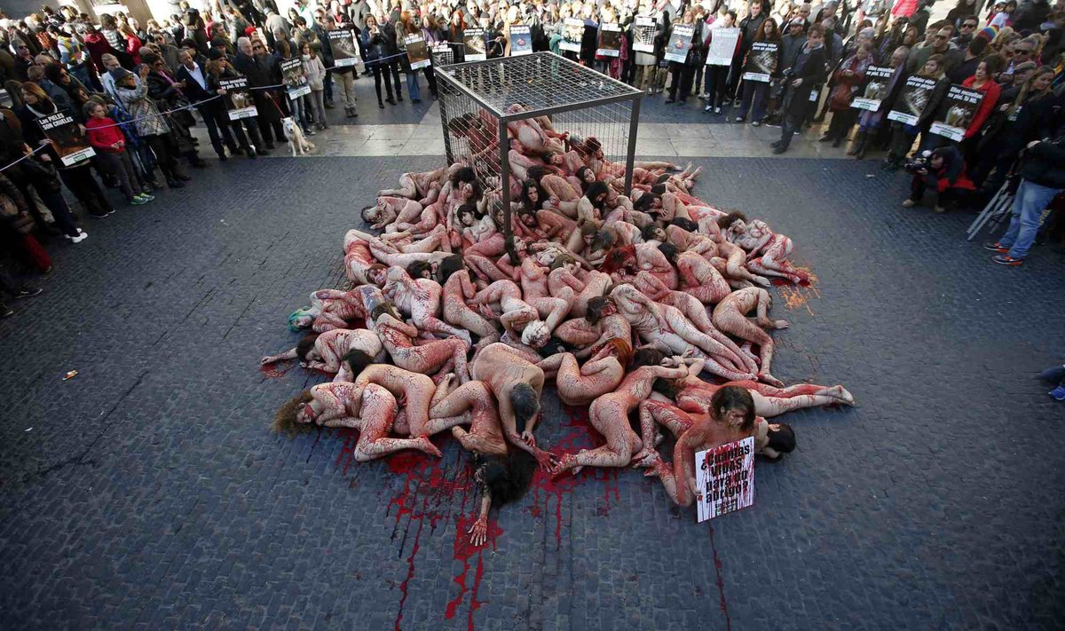 Desnudos y ensangrentados contra el uso de pieles Desnudos y ensangrentados contra el uso de pieles
