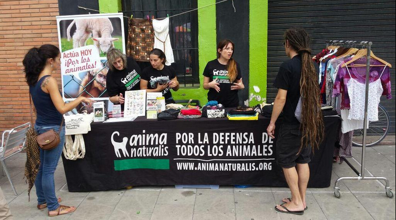 AnimaNaturalis en el Flea Market de Barcelona AnimaNaturalis en el Flea Market de Barcelona
