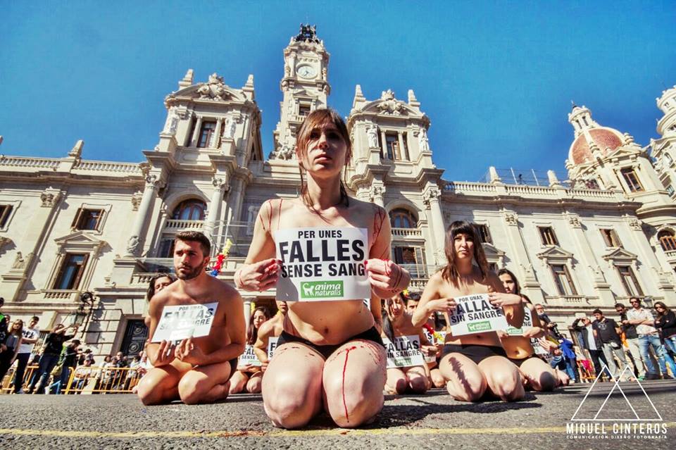 AnimaNaturalis realizó la primera performance contra la feria taurina de Fallas en Valencia AnimaNaturalis realizó la primera performance contra la feria taurina de Fallas en Valencia