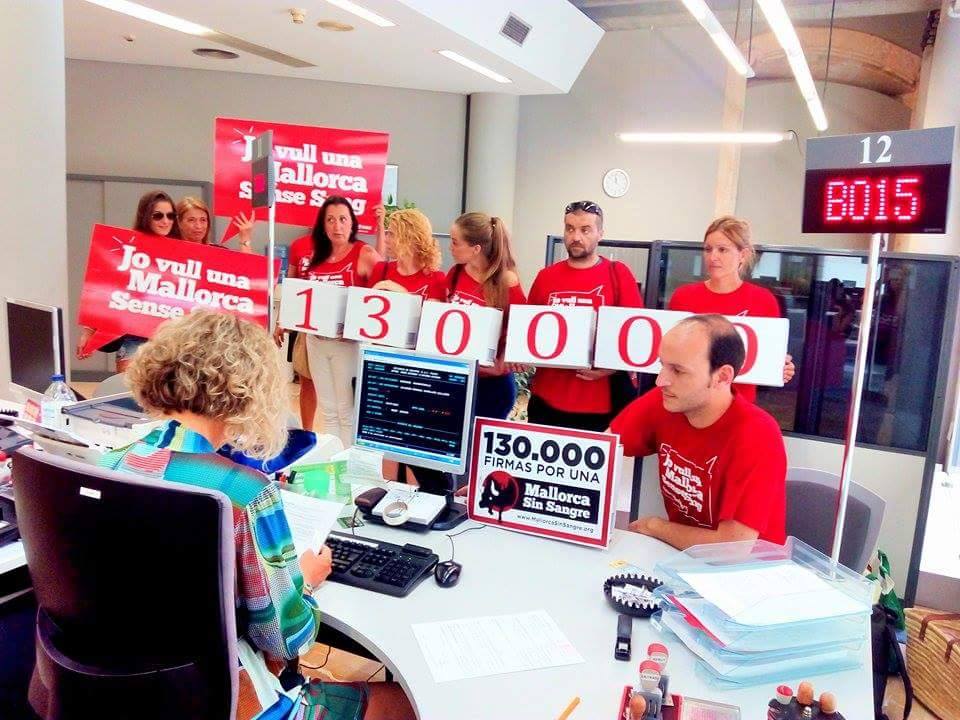 Mallorca Sense Sang entrega 130.000 firmas contra la tauromaquia Mallorca Sense Sang entrega 130.000 firmas contra la tauromaquia