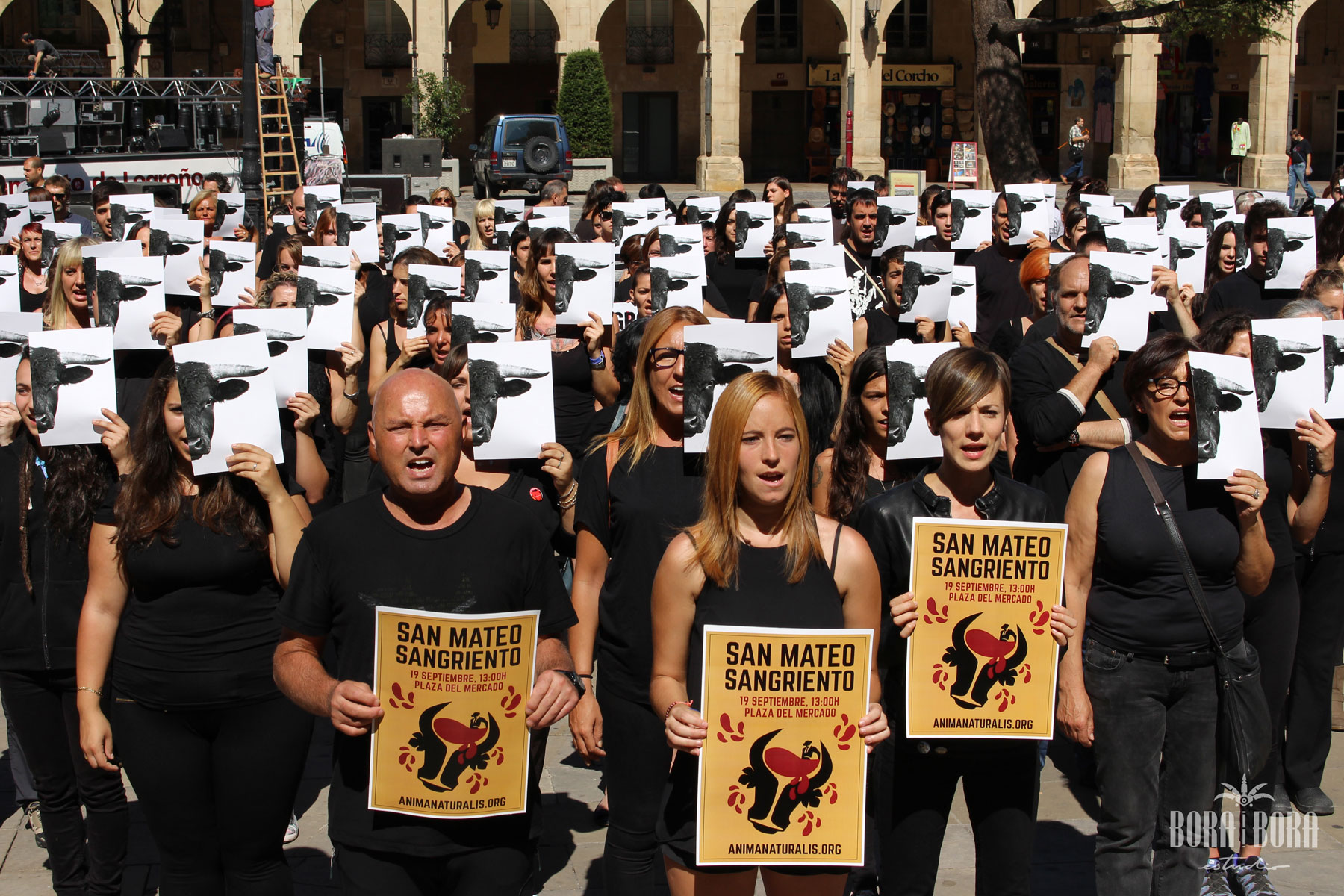 Más de 300 activistas le plantan cara a la tauromaquia en Logroño Más de 300 activistas le plantan cara a la tauromaquia en Logroño