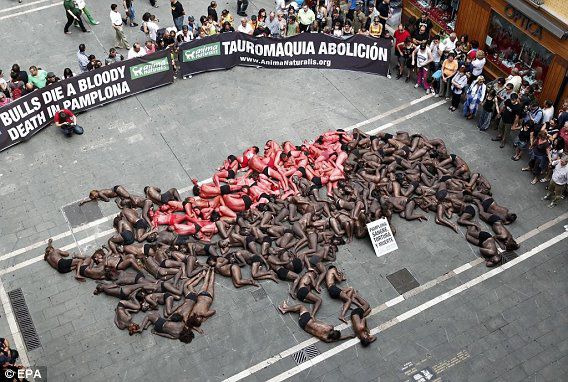 Exitoso acto contra la crueldad de los Sanfermines en Pamplona Exitoso acto contra la crueldad de los Sanfermines en Pamplona