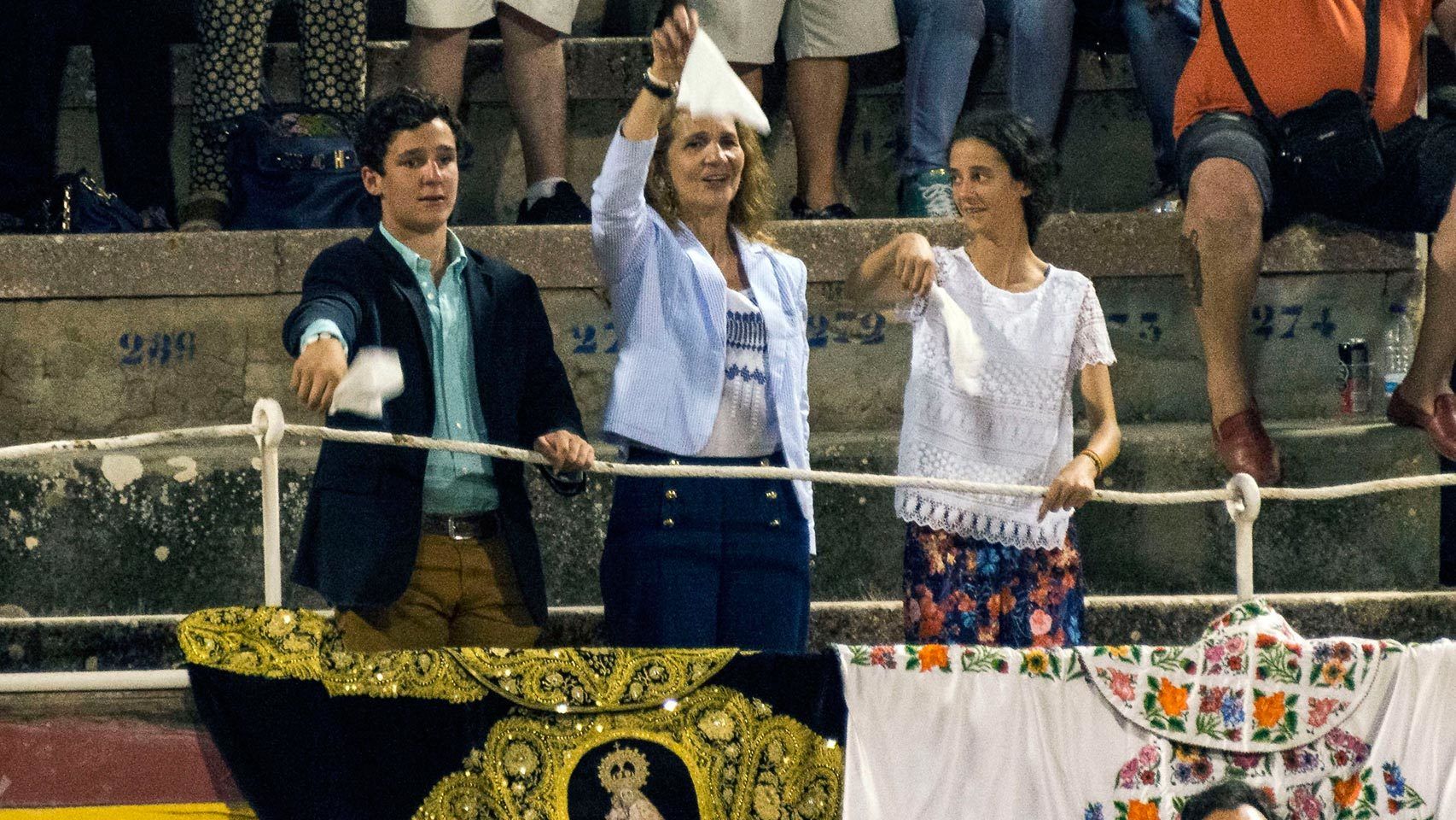 AnimaNaturalis denuncia la entrada de menores a los toros por parte de la familia real AnimaNaturalis denuncia la entrada de menores a los toros por parte de la familia real