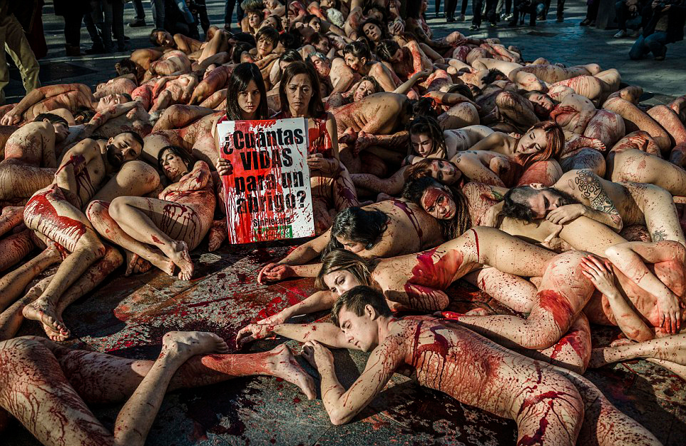 Cien valientes se ponen en la piel de los animales en Barcelona Cien valientes se ponen en la piel de los animales en Barcelona