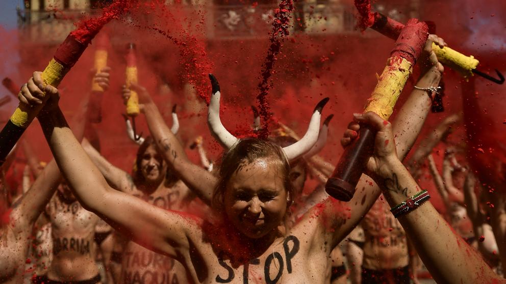 Cubrimos Pamplona con una nube de sangre por los toros que morirán en San Fermín Cubrimos Pamplona con una nube de sangre por los toros que morirán en San Fermín