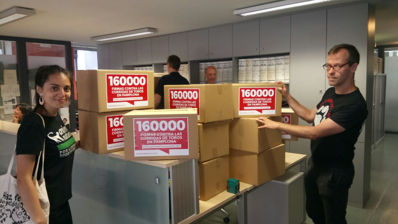 Entregamos más de 160 mil firmas contra las corridas de toros en Pamplona Entregamos más de 160 mil firmas contra las corridas de toros en Pamplona
