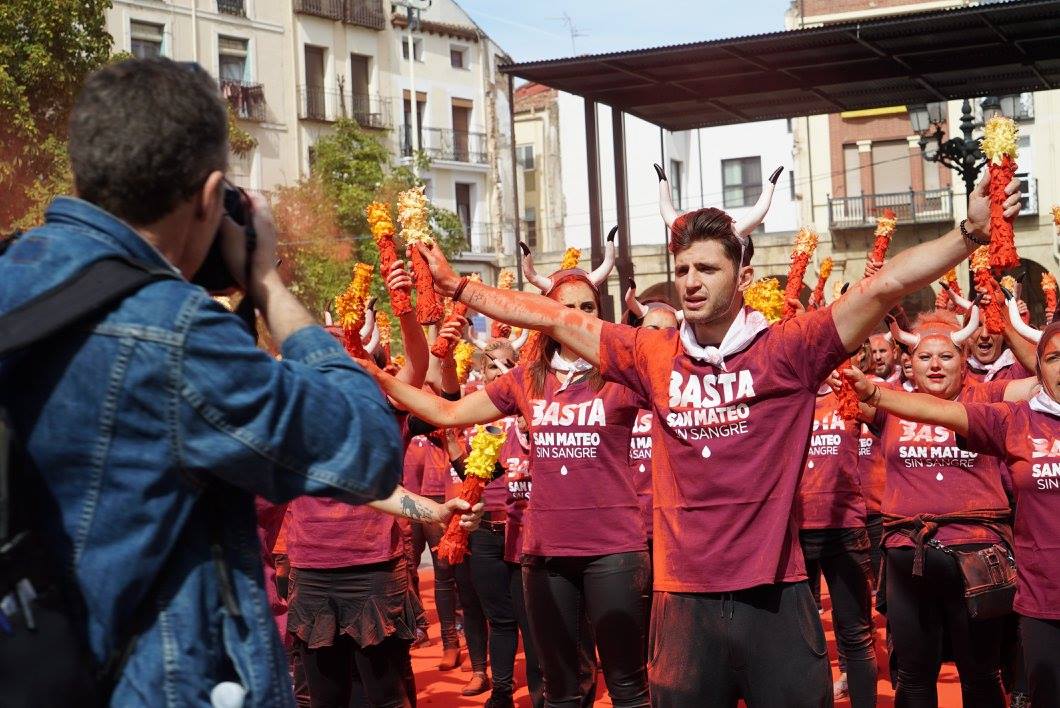 Estamos aquí, porque queremos unas fiestas y un mundo sin sangre Estamos aquí, porque queremos unas fiestas y un mundo sin sangre