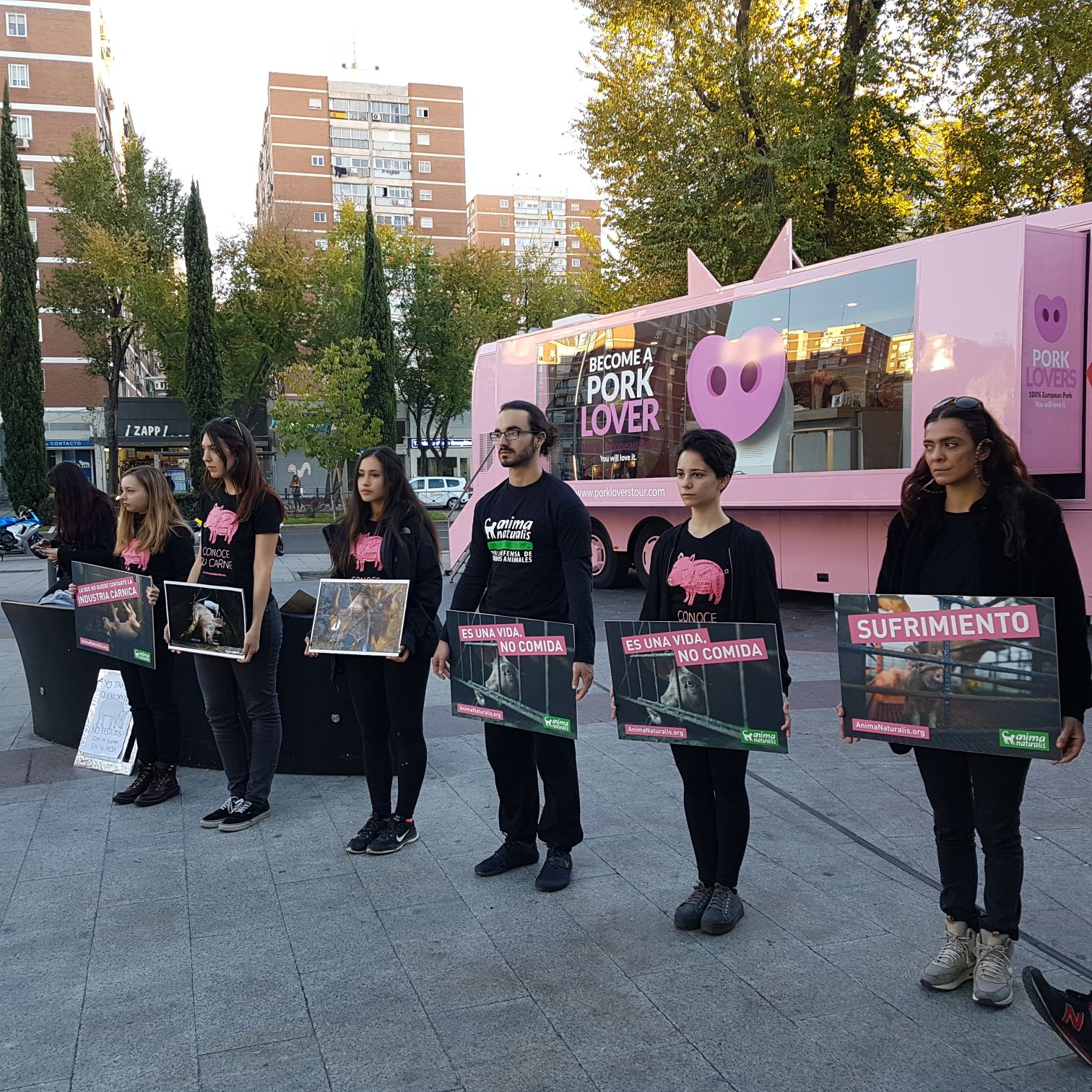 Pork Lovers Tour se suspende dos días antes por presión de los animalistas Pork Lovers Tour se suspende dos días antes por presión de los animalistas