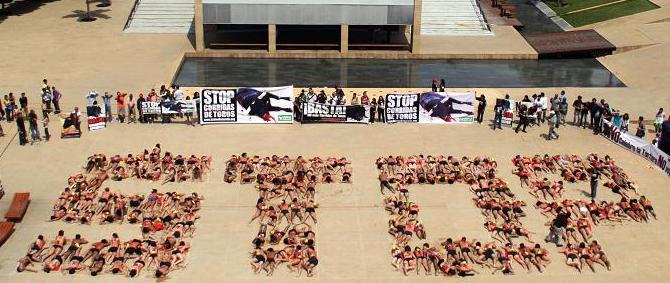 Activistas semidesnudos formaron la palabra STOP por la abolición de la tauromaquia Activistas semidesnudos formaron la palabra STOP por la abolición de la tauromaquia