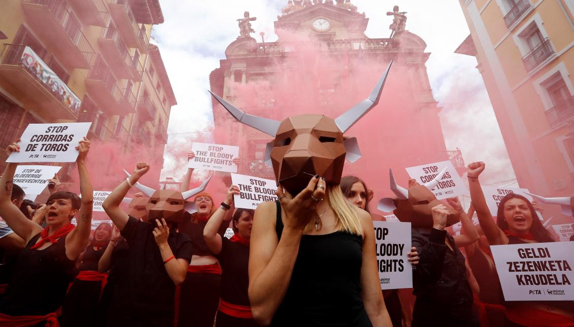 Una manada de toros exige el fin inmediato de las corridas de toros en San Fermín Una manada de toros exige el fin inmediato de las corridas de toros en San Fermín