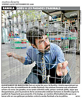 Activista se encierra en una jaula como protesta por la venta de animales Activista se encierra en una jaula como protesta por la venta de animales