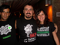 Activistas de AnimaNaturalis en Chile con Pul-Pul, vocalista de SKA-P