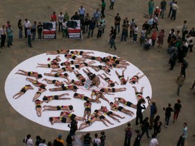 Performance "Ponte en la piel del toro" desata polémica en Colombia